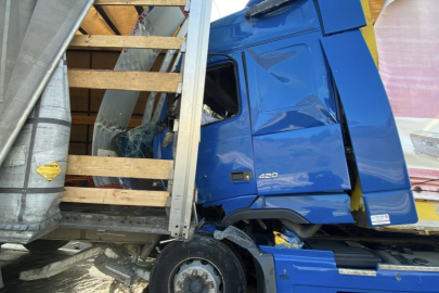 TEM'de tırlar çarpıştı: Sıkışan sürücü kurtarıldı