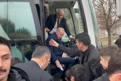 Cumhurbaşkanı Erdoğan çocuklara oyuncak dağıtıp harçlık verdi