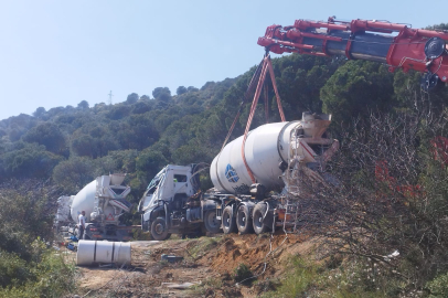 Bursa'da beton mikseri yan yattı, sürücü ağır yaralandı