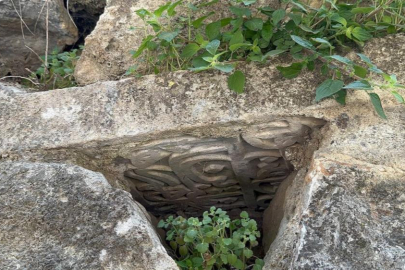 Turistler, Osmanlı Dönemi'ne ait mezar taşı buldu