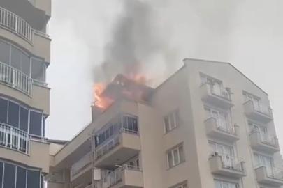 Bursa'da 5 katlı binanın çatısı alevlere teslim oldu