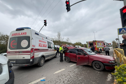 Hastayı hastaneye yetiştirmeye çalışan ambulans otomobille çarpıştı: 2 yaralı