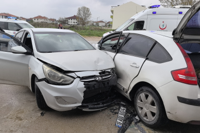 İnegöl'de kontrolden çıkan otomobil park halindeki araçlara çarptı