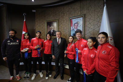 Bakan Bak, Özel Sporcular Para Atletizm Milli Takımı'nı kabul etti