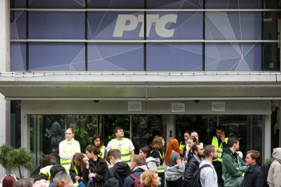 Sırbistan'da protestocu öğrenciler devlet televizyonunu ablukaya aldı