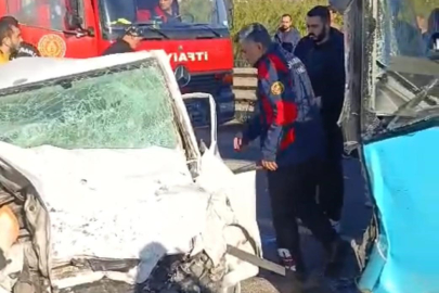 Otomobil ile belediye otobüsü çarpıştı: 1 ölü, 4 yaralı
