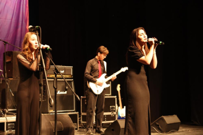 Bursa'da liseli gençler müzik yeteneklerini sergiledi