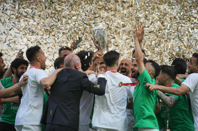 Timsah taç giydi...