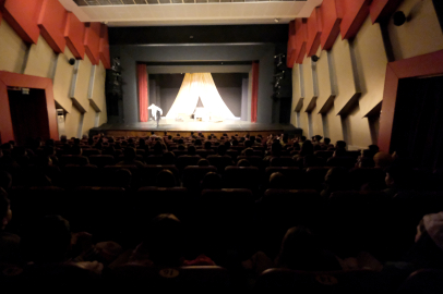 “Dünyanın Eski Zamanlarında” adlı çocuk oyunu minik seyircilerle buluşuyor