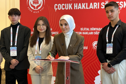 Bakan Göktaş, "Dijital Dünyada Çocuk Hakları Sözleşmesi"nin ilk imzasını attı