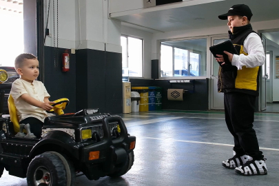 Bursa'da önlüğü giyen minikler, ustalığa soyundu