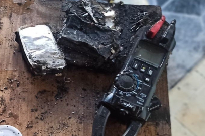 Şarjdaki telefonun bataryası patladı