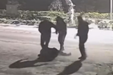 4 kişinin saldırısına uğrayan genç defalarca bıçaklandı