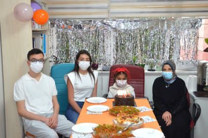 Böbrek nakli olan çocuklar hekimleriyle bir araya geldi