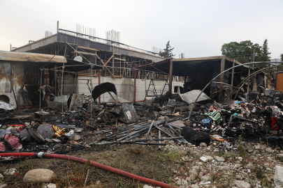 Depremde evleri yıkılan ailelerin konteyner yuvaları alevlere teslim oldu