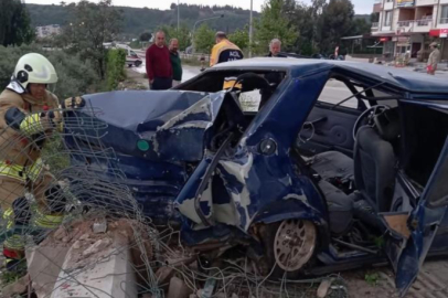 Hurdaya dönen Tofaş'taki 4 kişi yaralandı