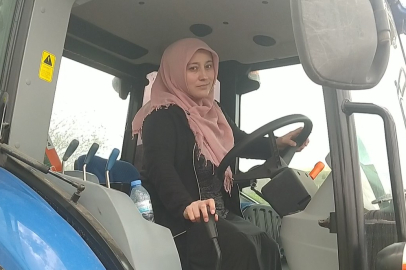 Traktörün direksiyonuna geçen kadın çiftçi, erkeklere taş çıkartıyor
