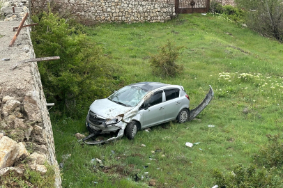 İstinat duvarına çarpan araç bahçeye uçtu: 2 yaralı