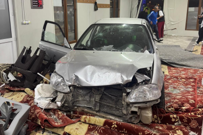 Alkollü sürücü camiye daldı