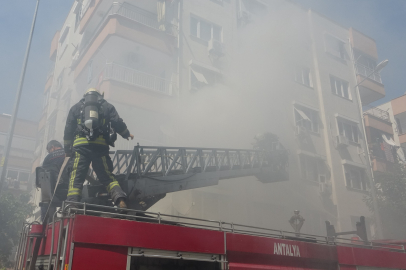 Dairede çıkan yangın apartmanı dumana boğdu