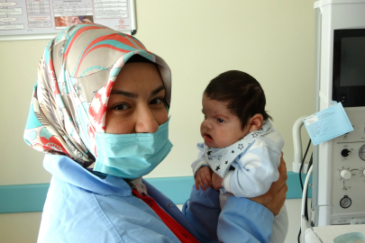 Boynunda dev tümörle doğan bebek hayata tutundu