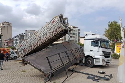 Damperi açılan tır üst geçidi kopardı