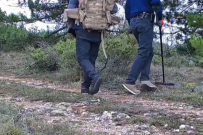 Dedektörle define arayan 2 kişi fotokapana yansıdı
