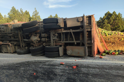 Karpuz yüklü kamyon devirdi, yola tonlarca karpuz saçıldı