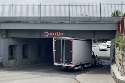 Ticari araç tren yolu alt geçitinde sıkıştı