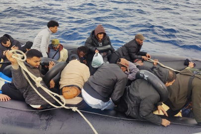 Lastik bottaki 24 göçmen Sahil Güvenlik ekiplerince kurtarıldı