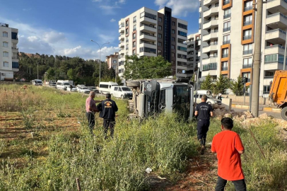 Hafriyat yüklü kamyon devrildi: 1 yaralı