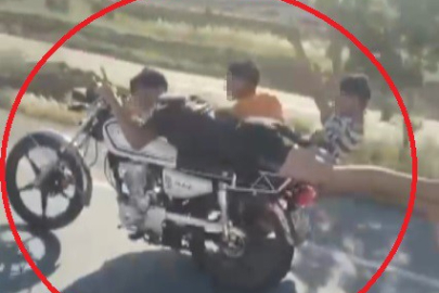 Motosikleti üzerine yatarak sürdü, yanındaki 2 kişinin de canını hiçe saydı
