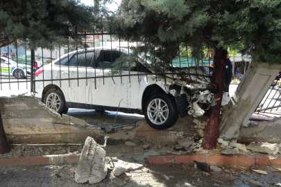 Önce otomobile sonra duvara çarpan araç alev aldı