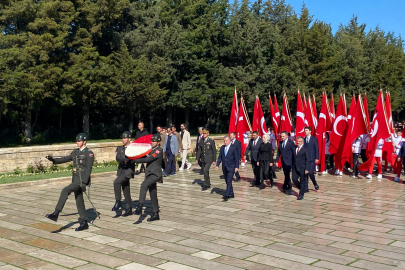 Bakan Bak'tan gençler ve sporcularla Anıtkabir'e ziyaret