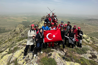 Dağcılar 19 Mayıs'ı bin 530 rakımlı zirvede kutladı