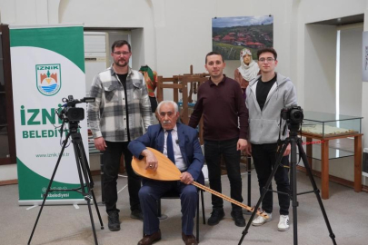 Bursa'da 65 yıldır sazı ve kalemi elinde