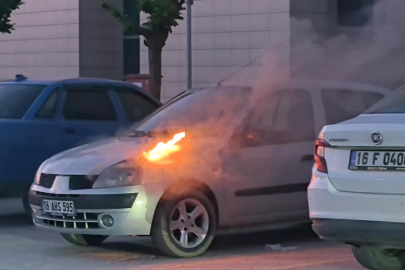 Hastane otoparkında park halindeki araç alevlere teslim oldu