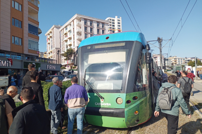 Kırmızı ışık ihlali yapan otomobil tramvay ile çarpıştı