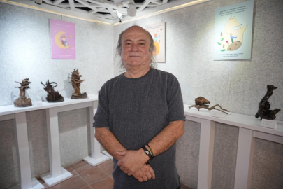 Bursa'da 14 yıl boyunca dağdan topladığı eserlerle sergi açtı