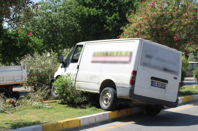 Hakimiyeti kaybolan minibüs refüjde asılı kaldı