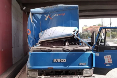 İşçi servisi, kargo kamyonuyla çarpıştı