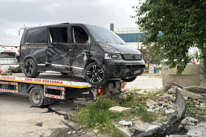 Minibüs ile kamyonet çarpıştı, 9 kişi yaralandı