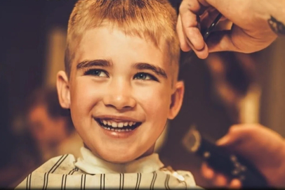 Mustafakemalpaşa’da bayram traşı Muhtar'dan