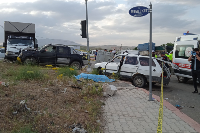 Otomobil ile kamyonet çarpıştı, yaşlı çift hayatını kaybetti