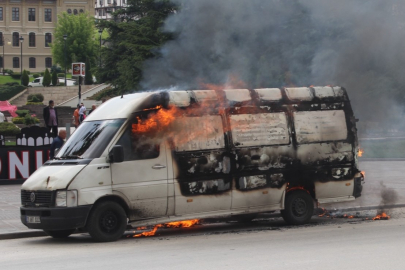 Polis ekibi işlem yapmak isteyince hacizli aracı ateşe verdi