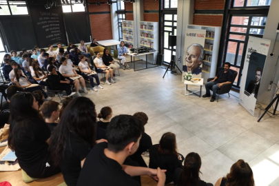 Genç oyuncu, öğrencilere "Hababam Sınıfı"nı okudu