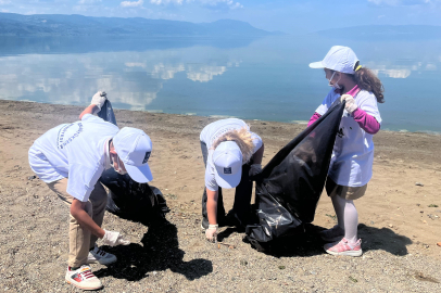 Minik gönüllülerden İznik’te sahil temizliği