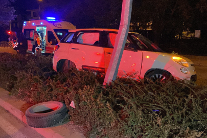 Otomobille refüje dalan sürücü kaza sonrası aracı ve yaralıları bırakıp kaçtı