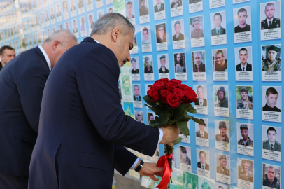 Bakan Fidan Kiev’de Anma Duvarı’na çiçek bıraktı