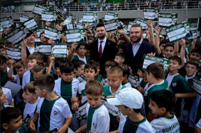 Minik timsahlardan  Çelik’e sevgi seli